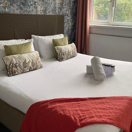 R1 Superking Sized Bed & 65" Tv On The Wall In Clapham Apartment London Luaran gambar