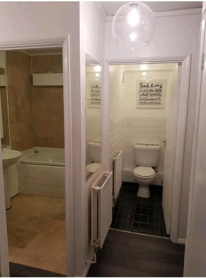 R1 Superking Sized Bed & 65" Tv On The Wall In Clapham Apartment London Luaran gambar