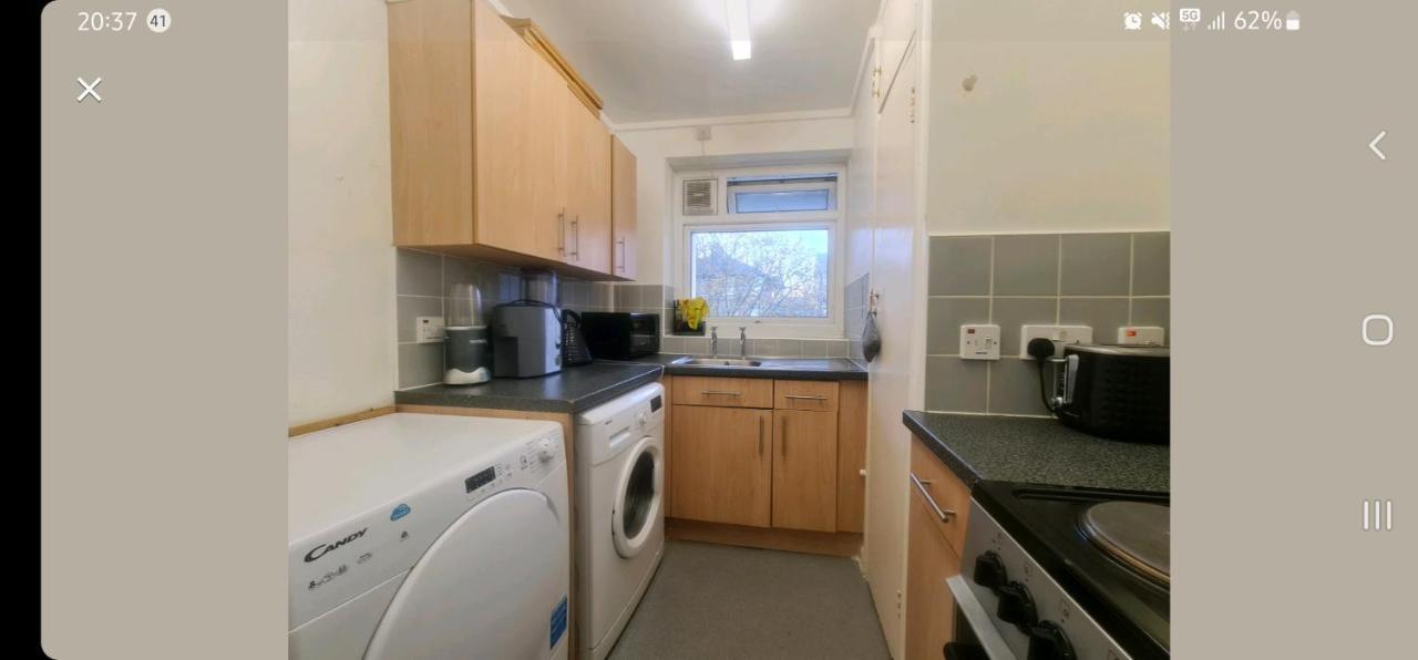 R1 Superking Sized Bed & 65" Tv On The Wall In Clapham Apartment London Luaran gambar