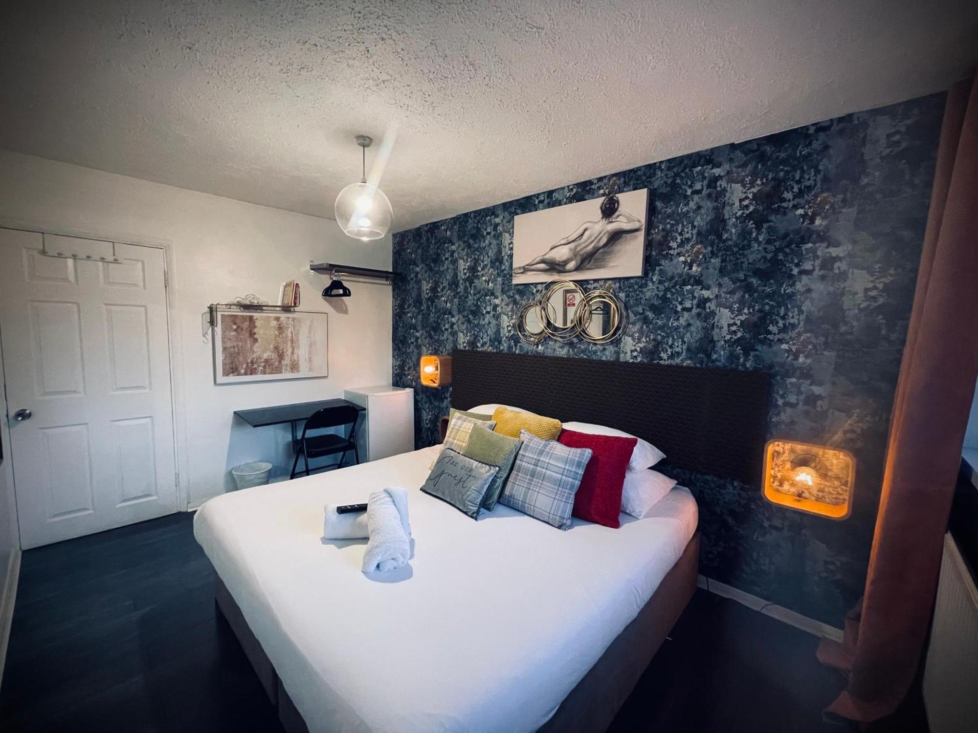 R1 Superking Sized Bed & 65" Tv On The Wall In Clapham Apartment London Luaran gambar
