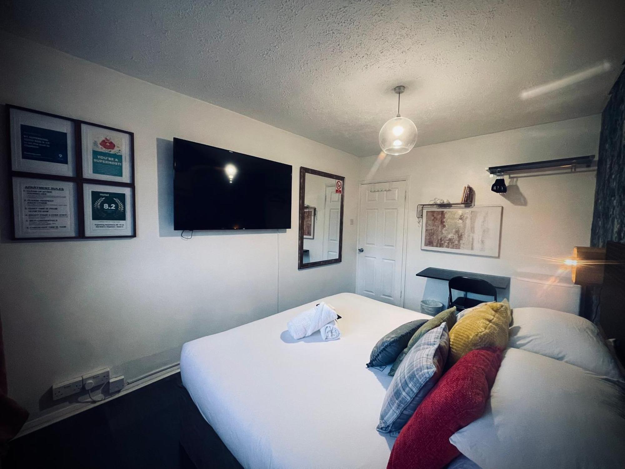 R1 Superking Sized Bed & 65" Tv On The Wall In Clapham Apartment London Luaran gambar