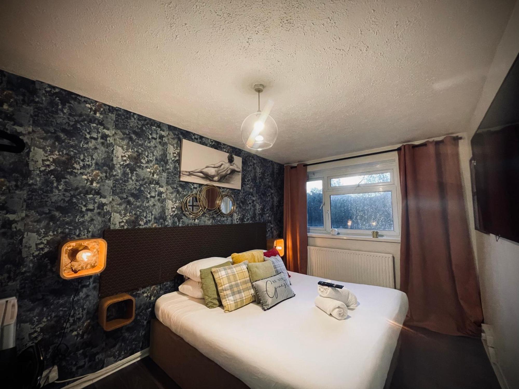 R1 Superking Sized Bed & 65" Tv On The Wall In Clapham Apartment London Luaran gambar