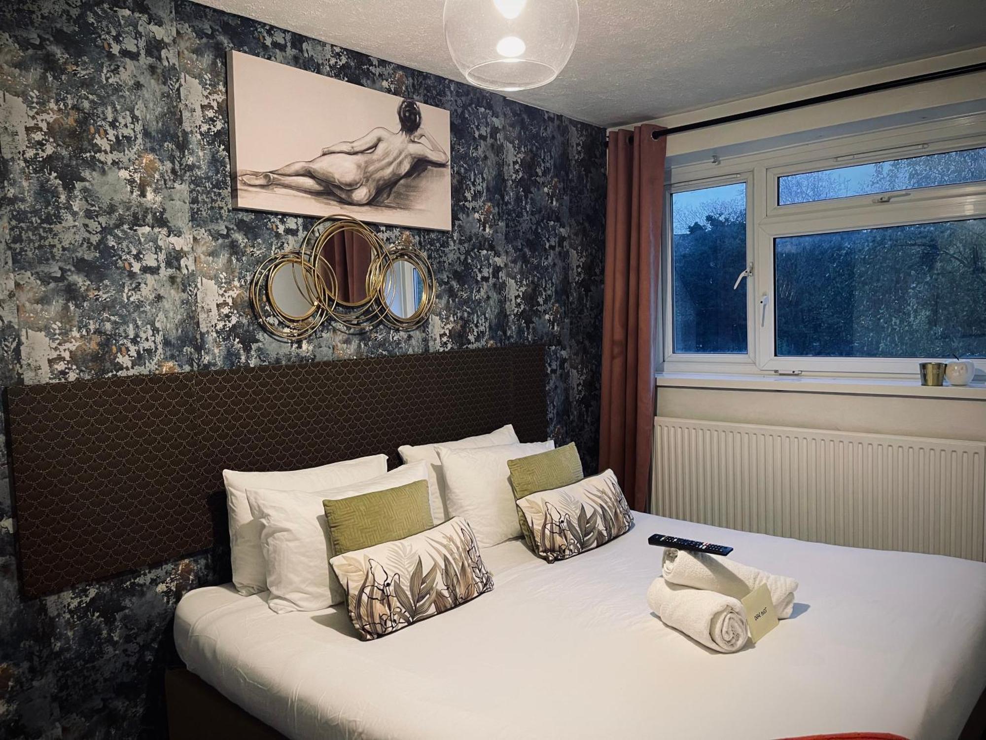 R1 Superking Sized Bed & 65" Tv On The Wall In Clapham Apartment London Luaran gambar