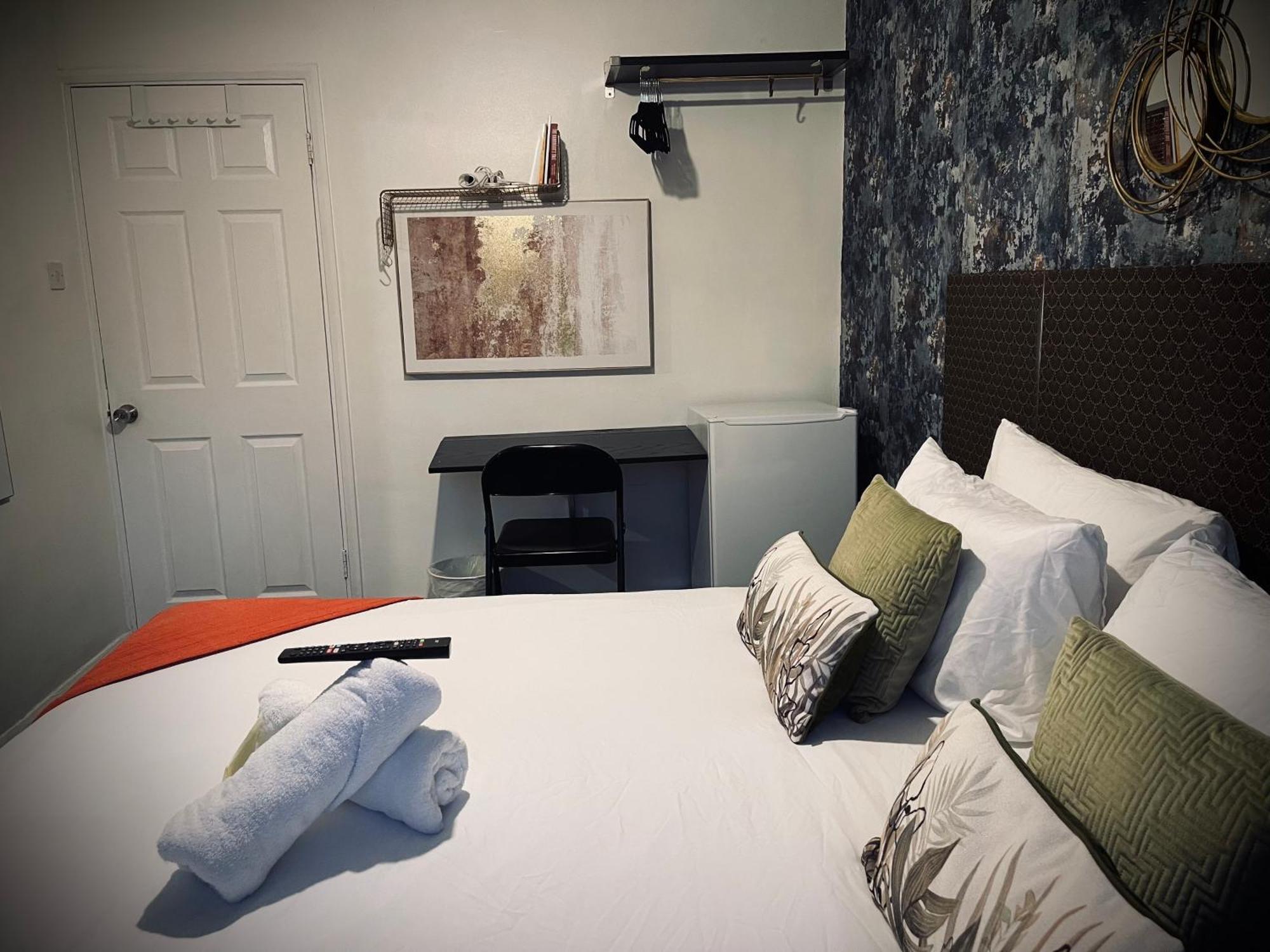 R1 Superking Sized Bed & 65" Tv On The Wall In Clapham Apartment London Luaran gambar