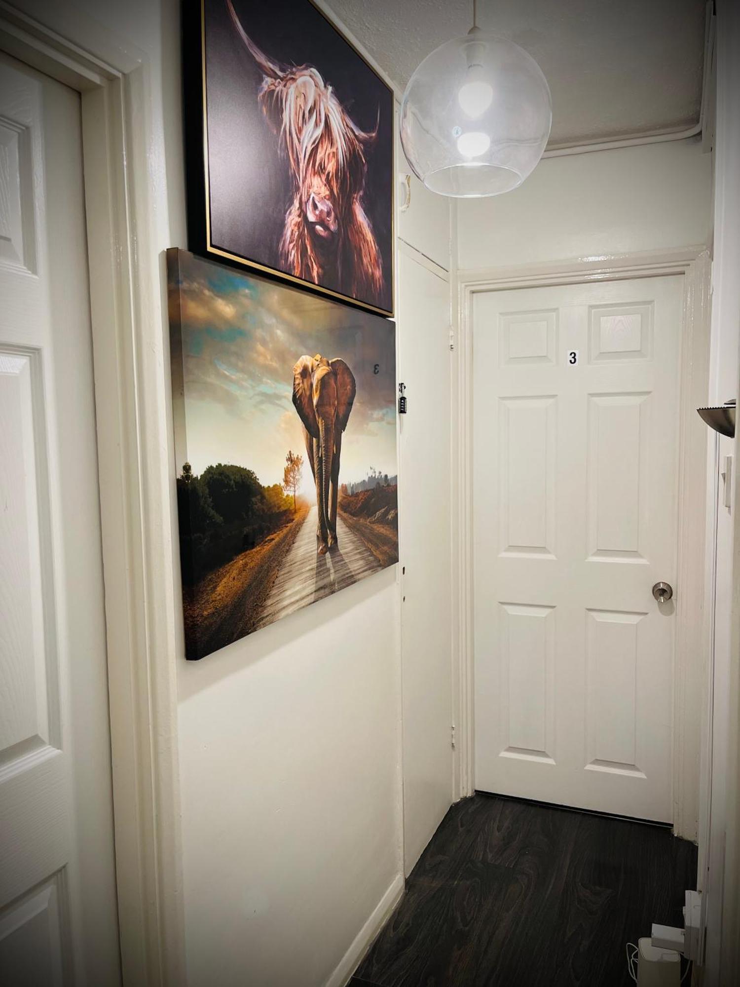 R1 Superking Sized Bed & 65" Tv On The Wall In Clapham Apartment London Luaran gambar