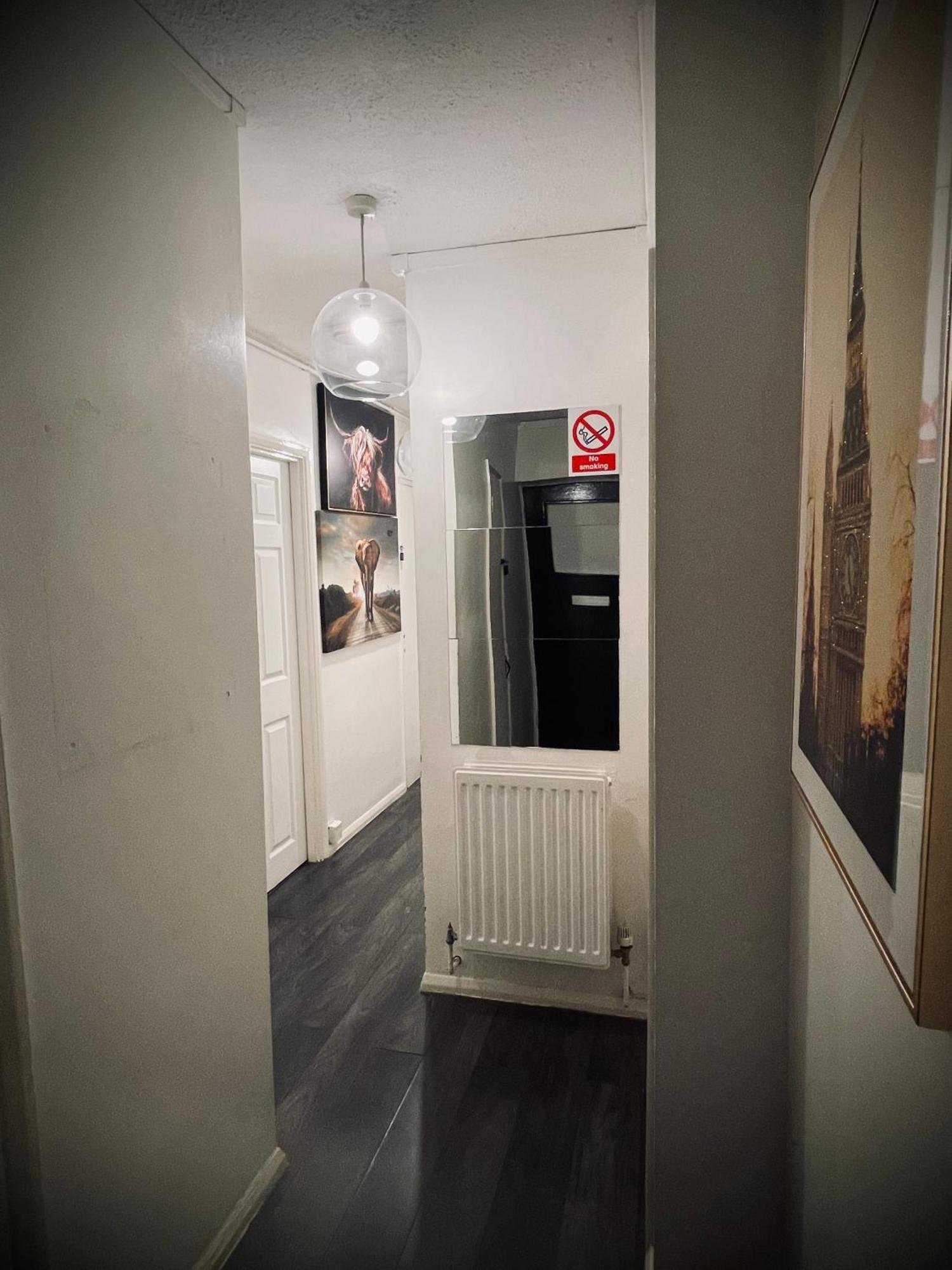 R1 Superking Sized Bed & 65" Tv On The Wall In Clapham Apartment London Luaran gambar