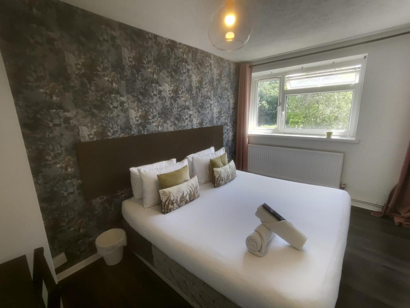 R1 Superking Sized Bed & 65" Tv On The Wall In Clapham Apartment London Luaran gambar