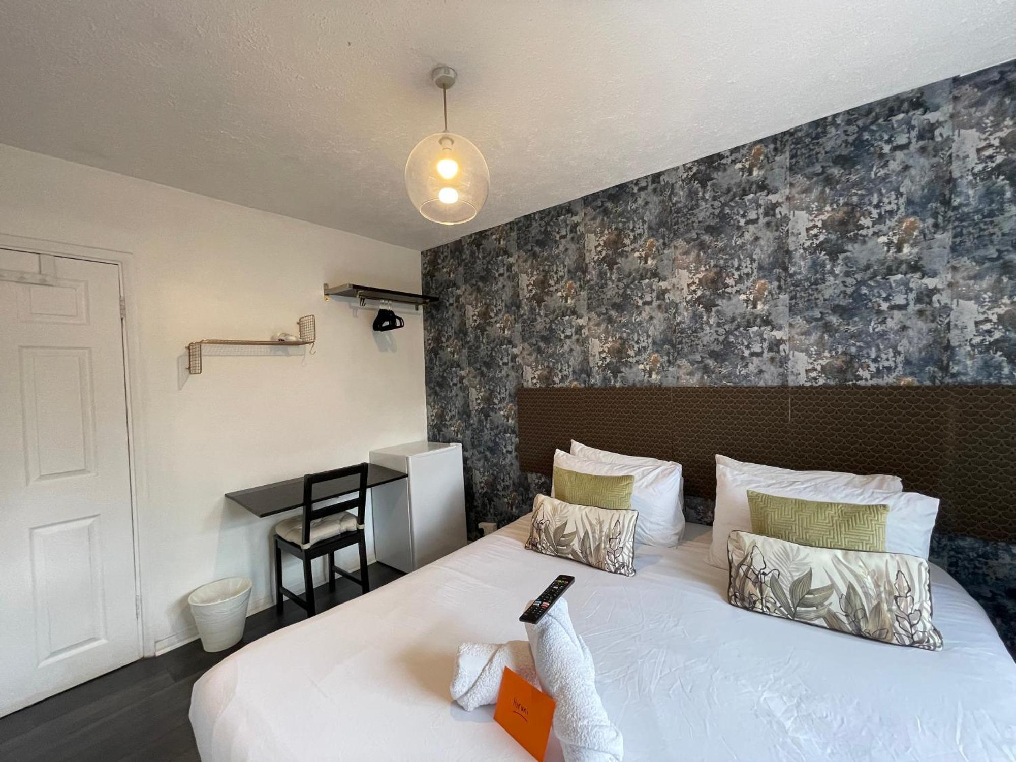 R1 Superking Sized Bed & 65" Tv On The Wall In Clapham Apartment London Luaran gambar
