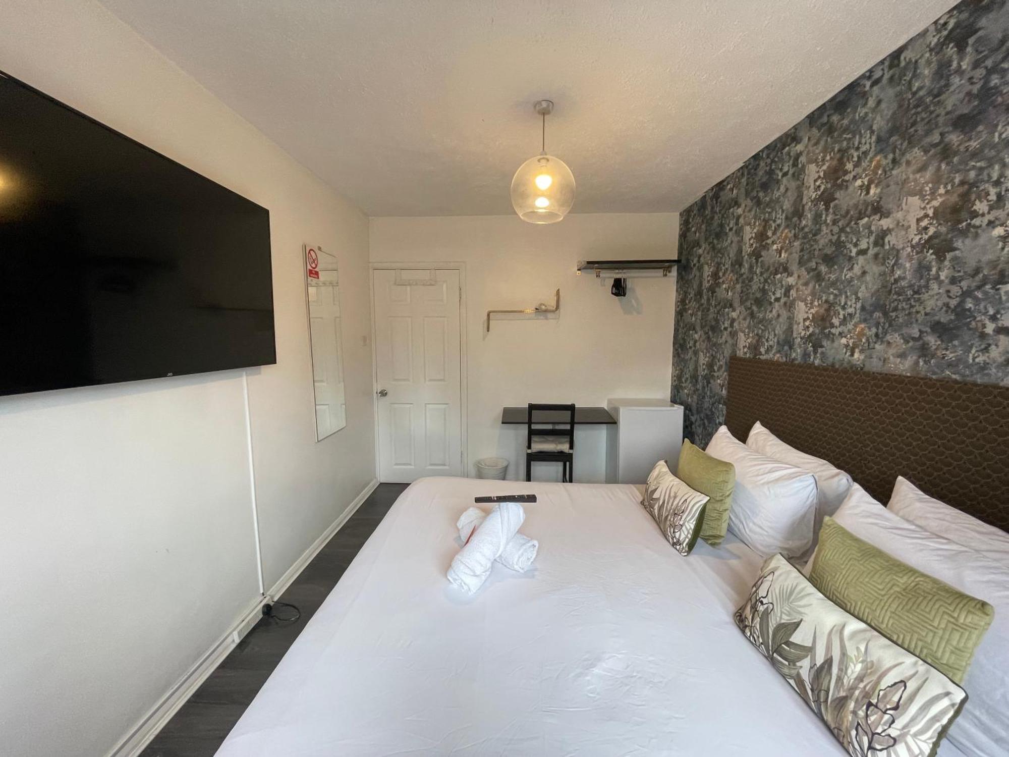 R1 Superking Sized Bed & 65" Tv On The Wall In Clapham Apartment London Luaran gambar