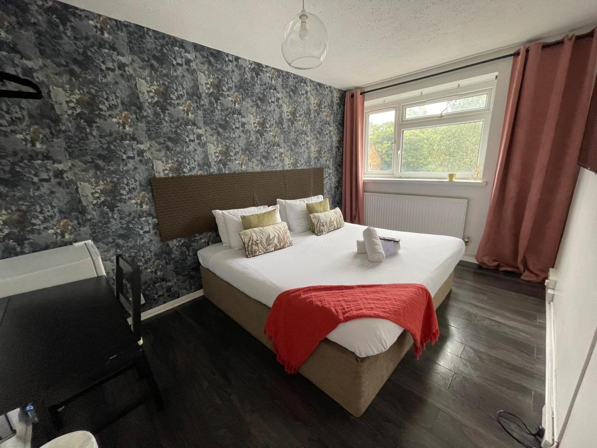 R1 Superking Sized Bed & 65" Tv On The Wall In Clapham Apartment London Luaran gambar