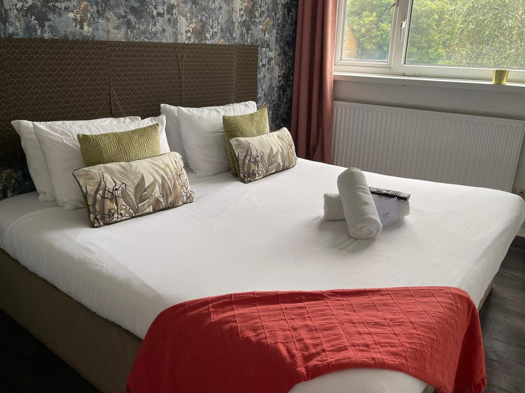 R1 Superking Sized Bed & 65" Tv On The Wall In Clapham Apartment London Luaran gambar